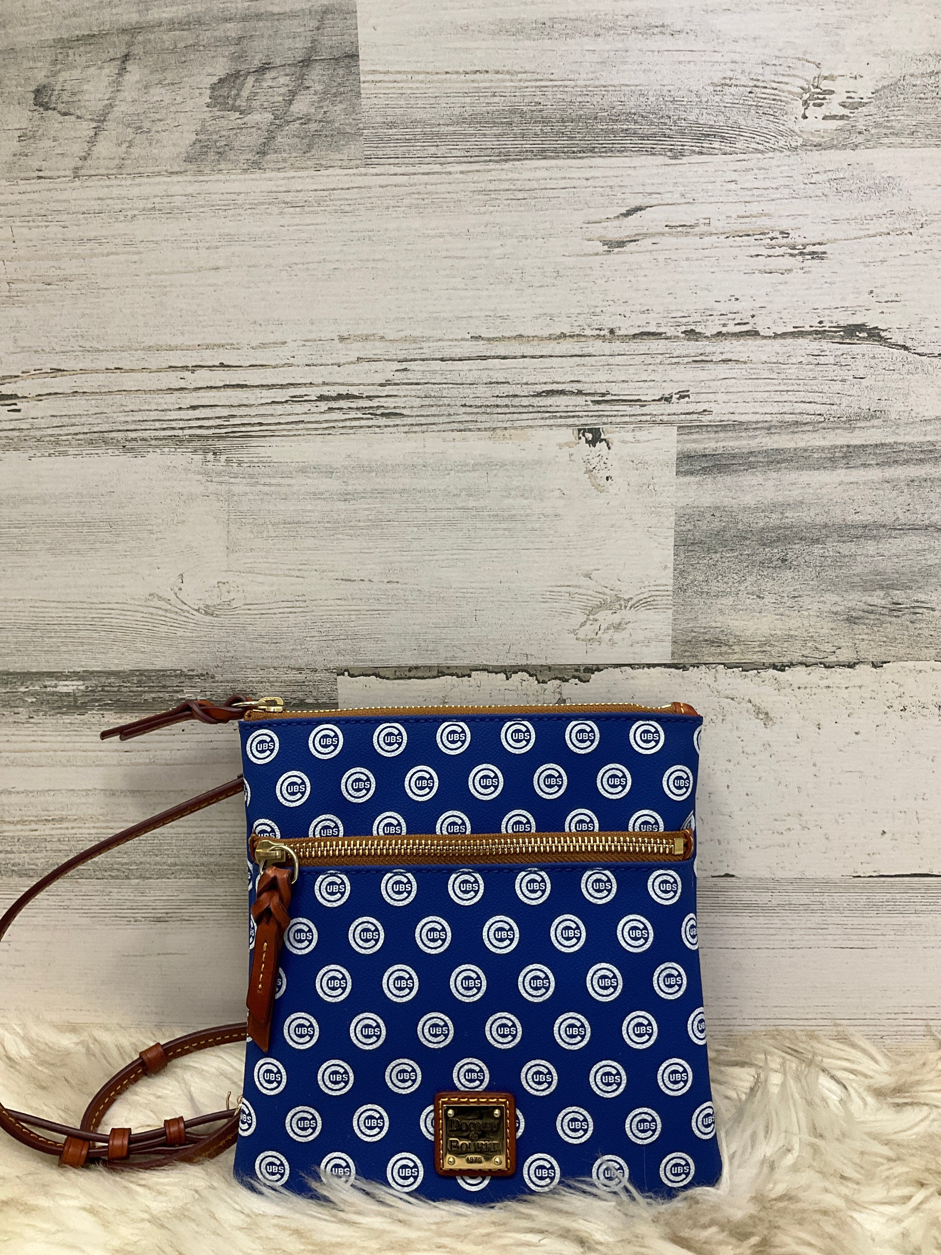 Mentore di vestiti Mishawaka, Indiana, Crossbody Designer By Dooney And Bourke Dimensioni: Medio