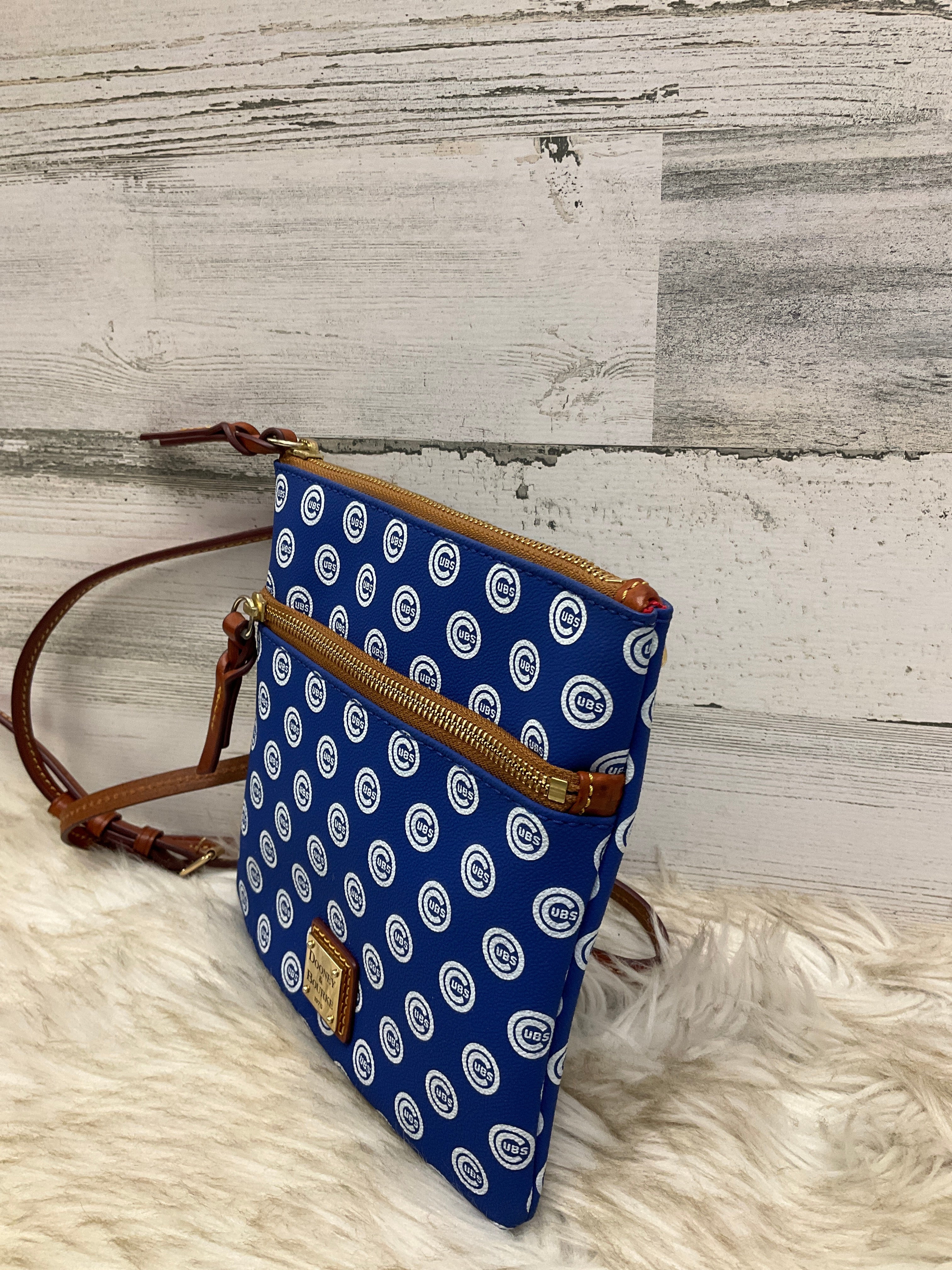 Mentore di vestiti Mishawaka, Indiana, Crossbody Designer By Dooney And Bourke Dimensioni: Medio