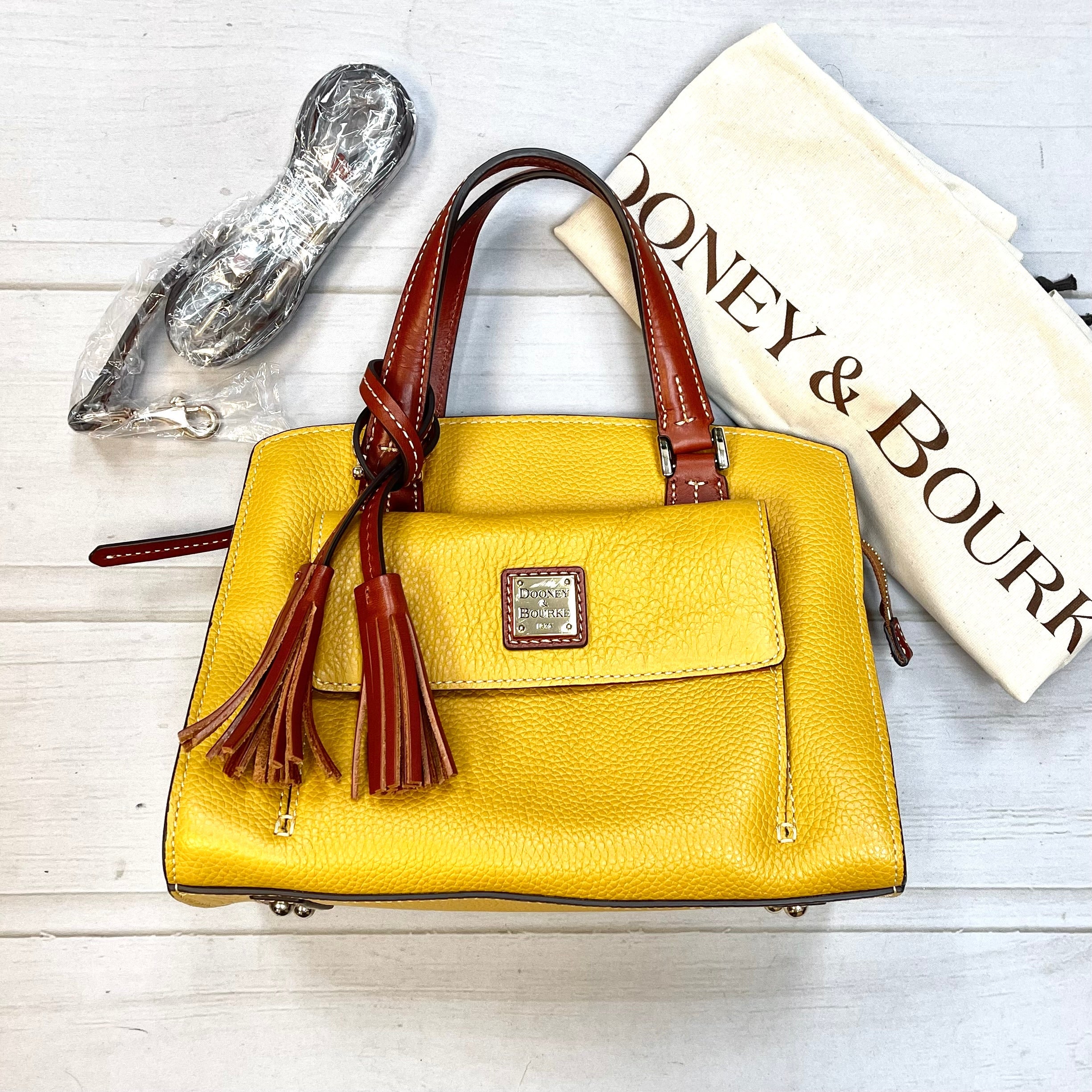 Mentore di vestiti West Chester, Pennsylvania, Crossbody Designer By Dooney And Bourke Dimensioni: Medio