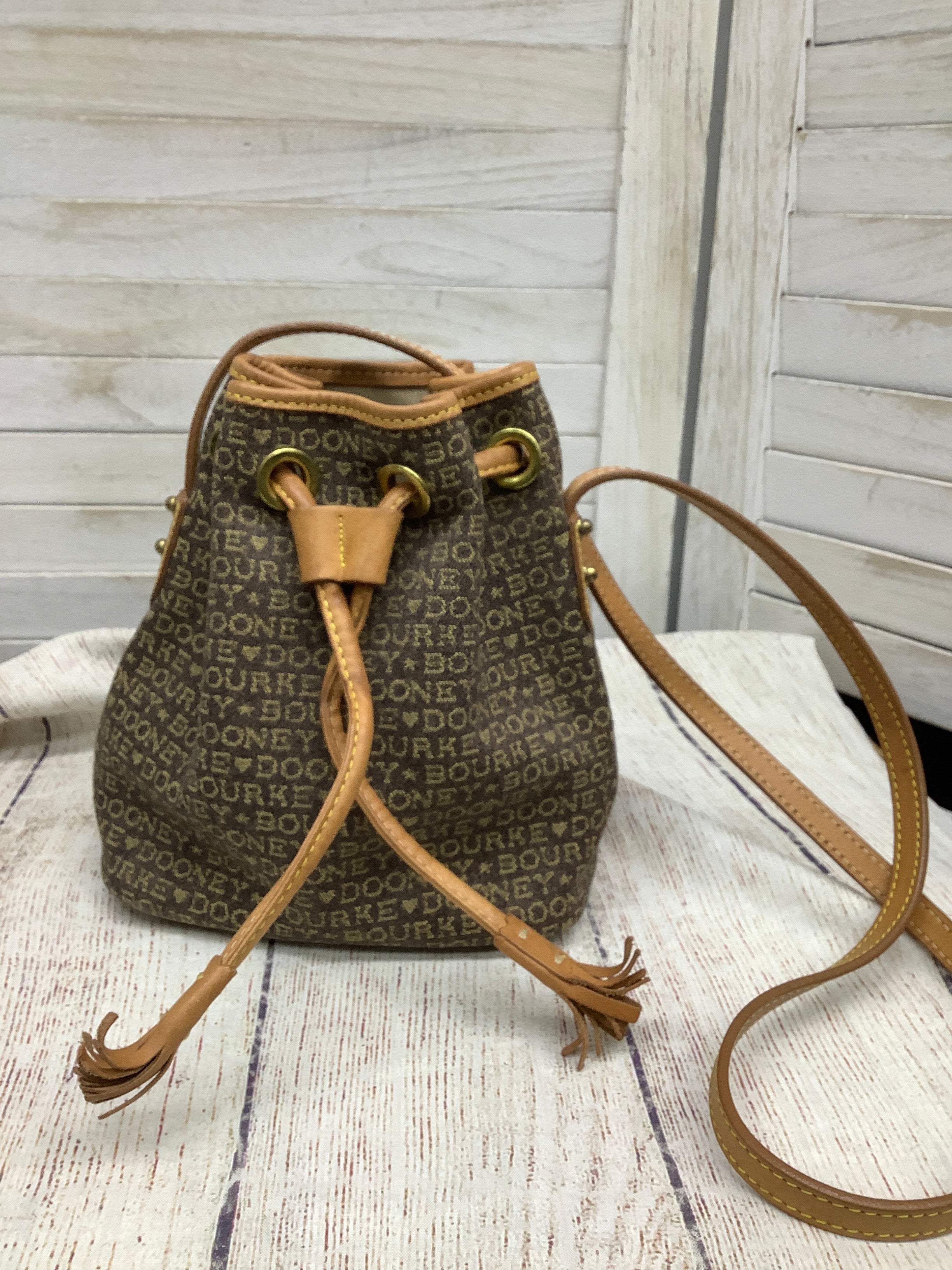 Mentore d'abbigliamento Fredricksburg, Virginia, Crossbody Designer By Dooney And Bourke Dimensioni: Piccolo