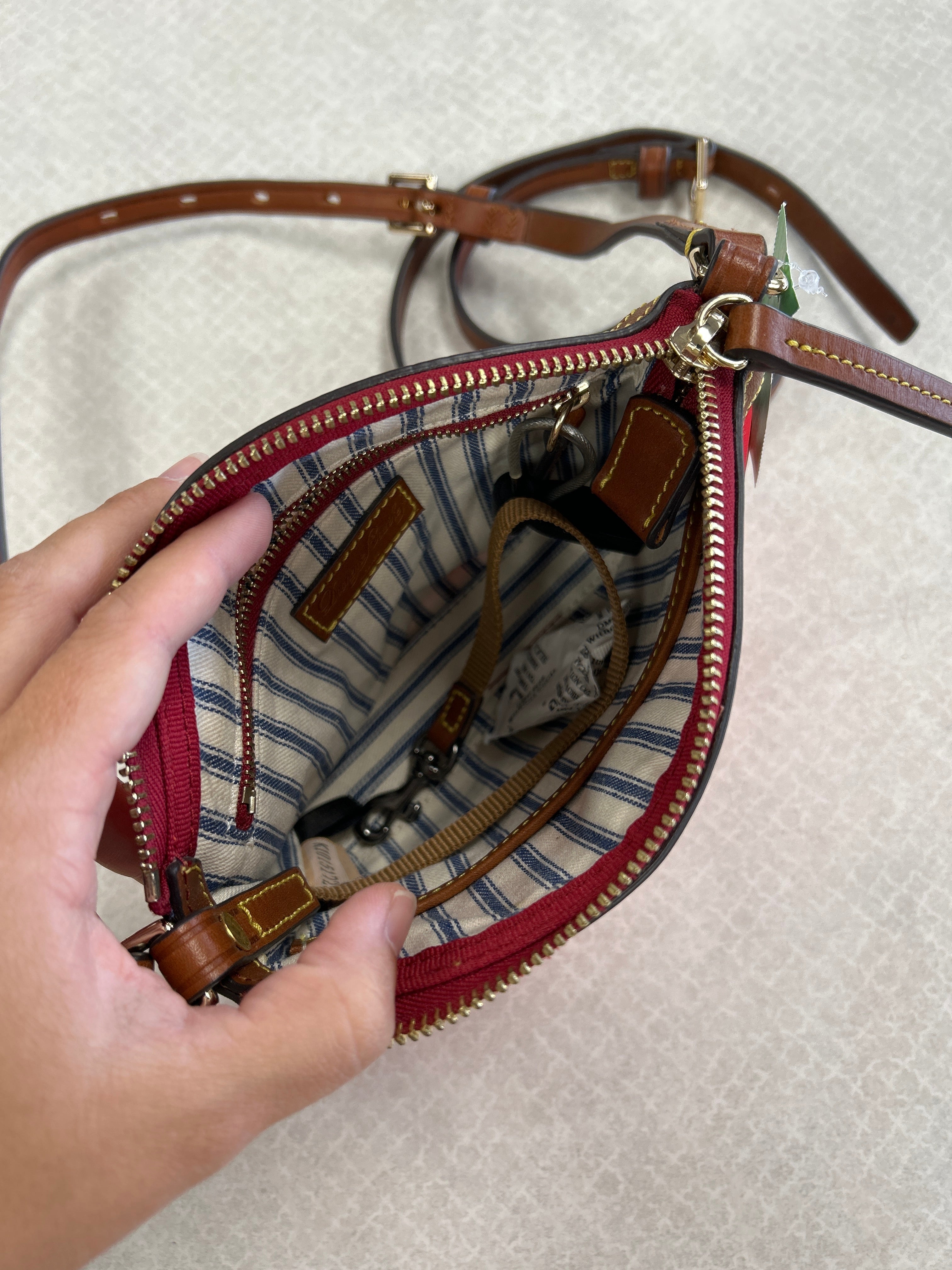 Mentore di vestiti Little Rock, Arkansas, Crossbody Designer By Dooney And Bourke Dimensioni: Piccolo