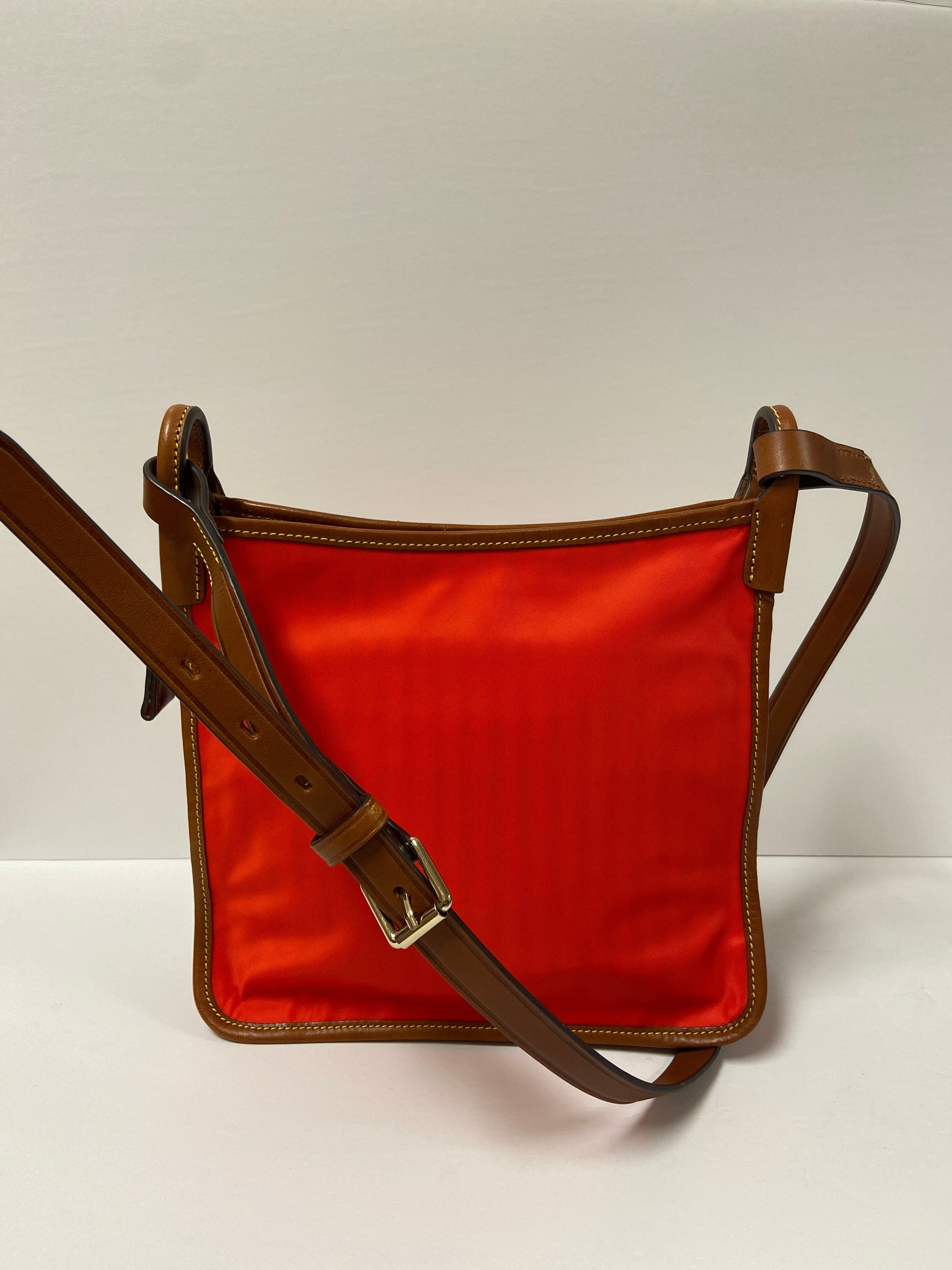 Mentore di vestiti Palm Harbor, Florida, Crossbody Designer By Dooney And Bourke O Dimensioni: Medio