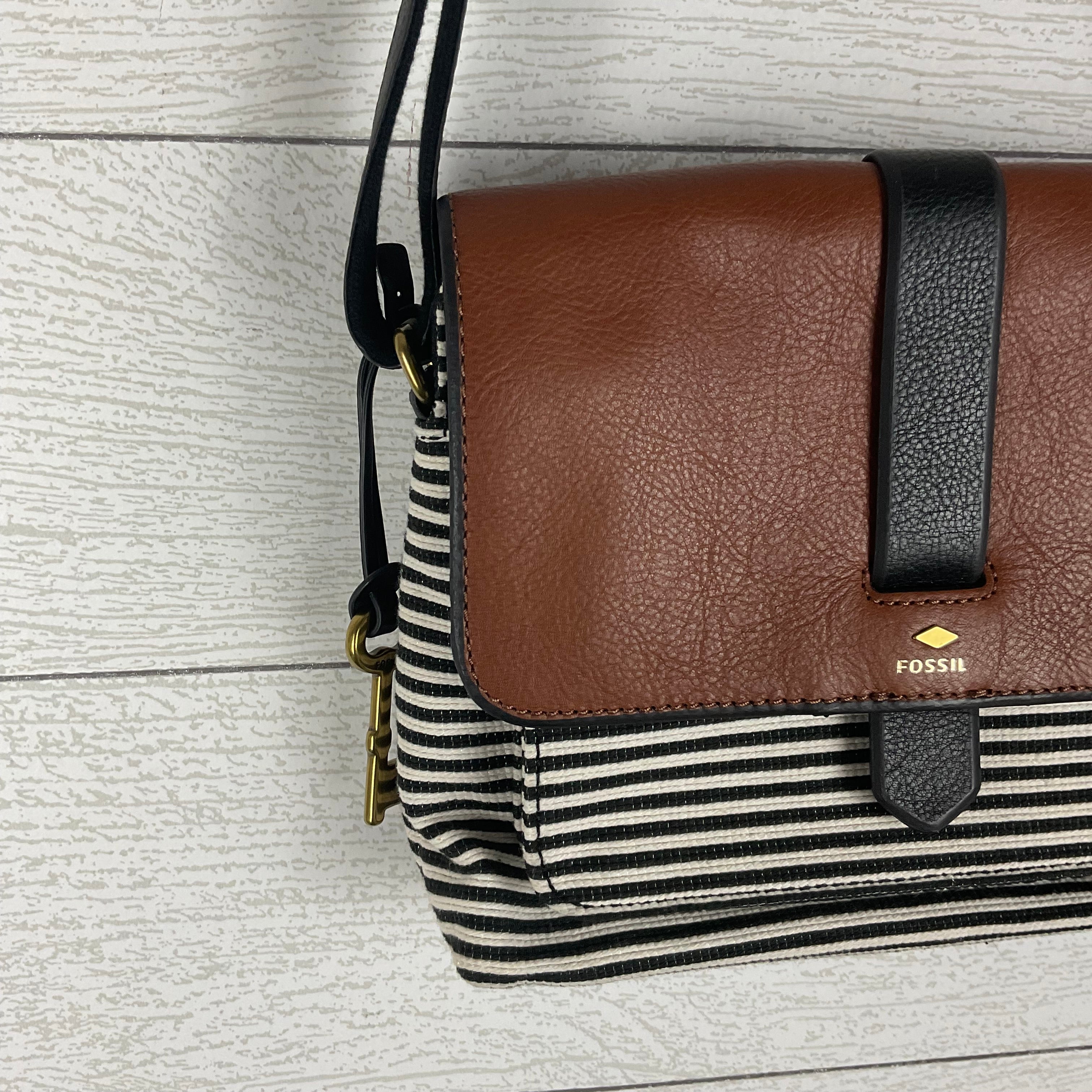 Mentore di vestiti Columbia, Carolina del Sud, Crossbody Designer By Fossil Dimensioni: Piccolo