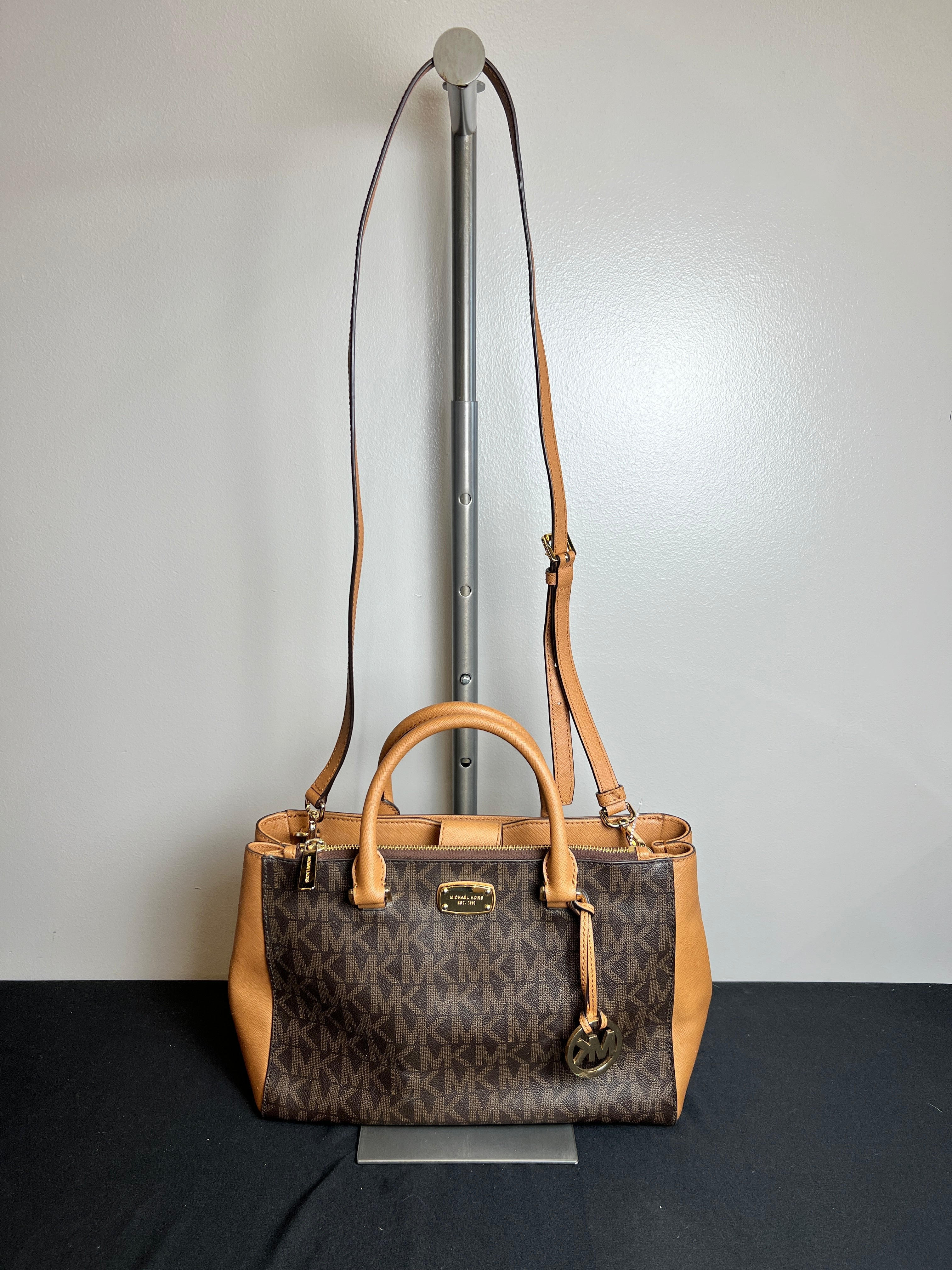 Mentore di vestiti Omaha Nebraska, Crossbody Designer By Michael Kors Dimensioni: Medio