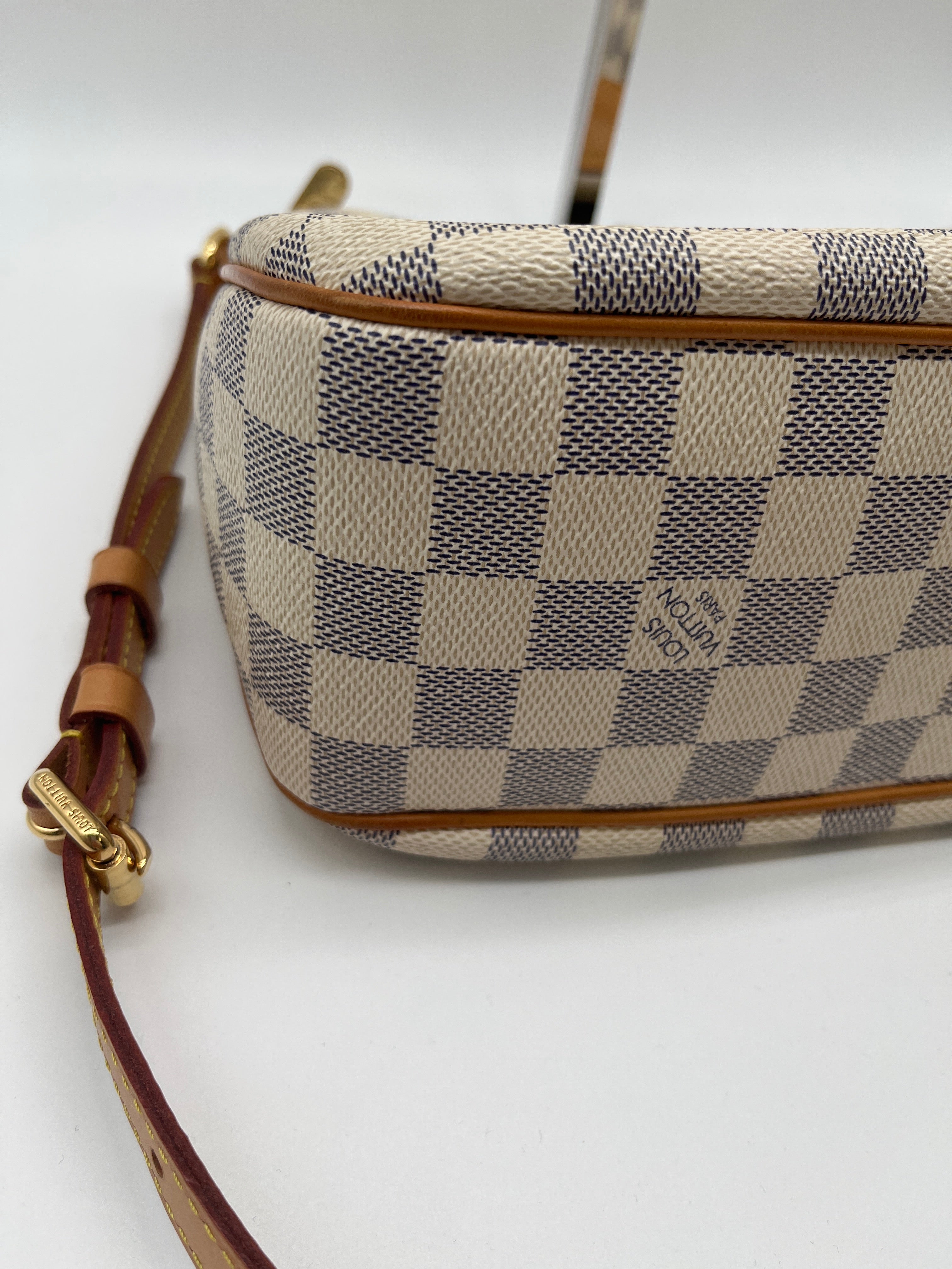 Mentore di vestiti Fort Wayne, Indiana, Crossbody Designer di lusso da Louis Vuitton Dimensioni: Medio